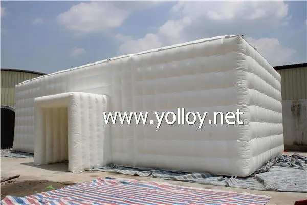 Czarny sześcienny nadmuchiwany namiot kempingowy